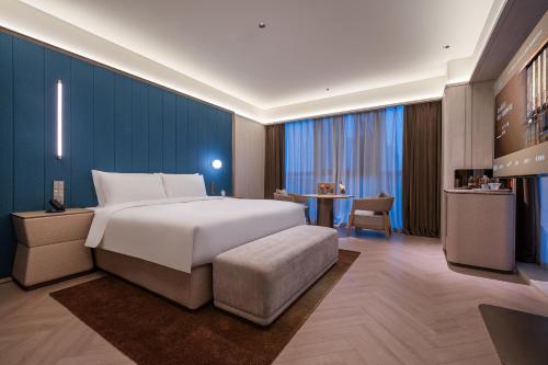 Giường trong phòng chung tại Crystal Hotel Beijing Shunyi Capital International Convention Center