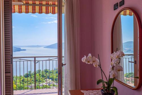 a room with a balcony with a view of the ocean at Casetta di Rosetta in Arizzano