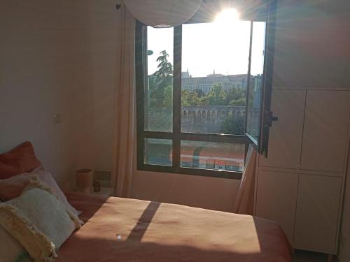 Avignon appartement en face des remparts, parking