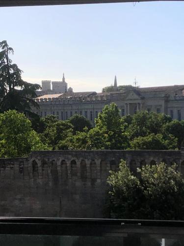 Avignon appartement en face des remparts, parking