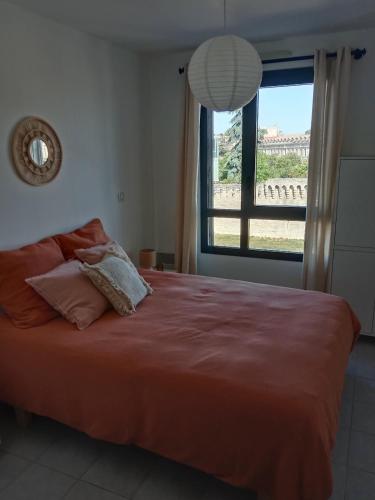 Avignon appartement en face des remparts, parking