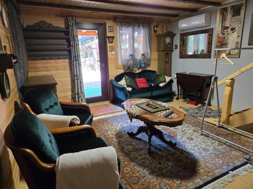 a living room with couches and a coffee table at Simply zen in Colibiţa