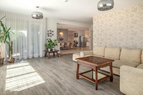 Galería fotográfica de Pine Tree VILLA en Mozūriškiai