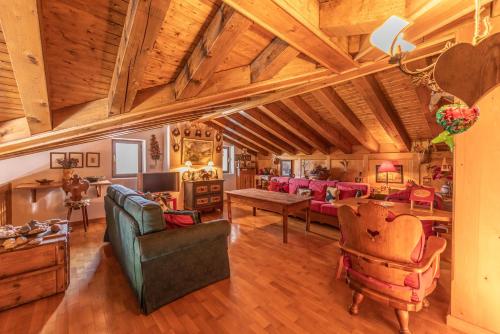a large living room with a wooden ceiling at Casa Scoiattolo, con balcone panoramico in San Vito di Cadore