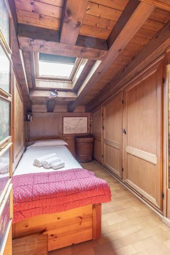 a bedroom with a bed in a wooden cabin at Casa Scoiattolo, con balcone panoramico in San Vito di Cadore