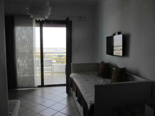 a bedroom with a bed and a tub and a window at Cabo dream 75 piscine et wifi in Cabo Negro
