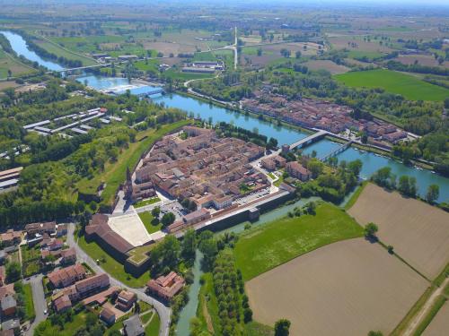 an aerial view of a city with a river at Il Torchio di Alchieri Moreno e C SAS in Pizzighettone