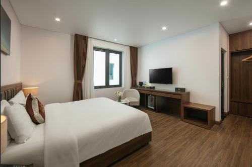 a hotel room with a bed and a television at Lam Anh Hotel 6 Ngoại Giao Đoàn BT4-10 in Hanoi