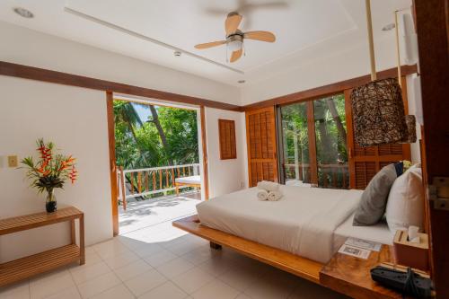 Кровать или кровати в номере Casalay Boutique Villas & Dive