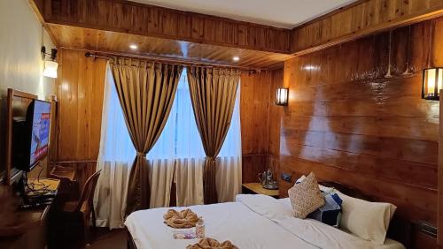 Ένα ή περισσότερα κρεβάτια σε δωμάτιο στο Hotel Golden Orchid