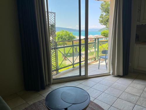Cette chambre dispose d'un balcon avec vue sur l'océan. dans l'établissement Studio les pieds dans l'eau, à Duingt