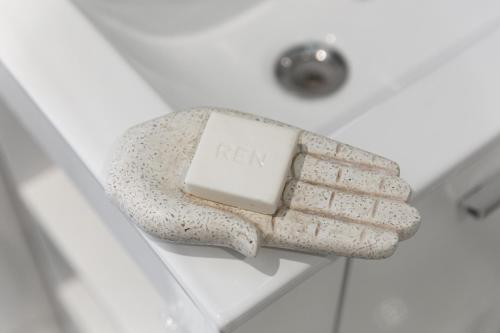 un porte-savon sur un comptoir dans un lavabo de salle de bain dans l'établissement Choisy Modern RER C Tram Paris, à Choisy-le-Roi