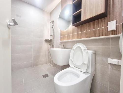 een witte badkamer met een toilet en een wastafel bij Luxury Terrace House in Seoul