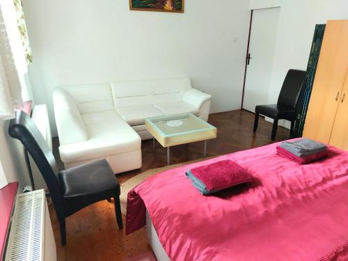 a living room with a white couch and a table at Top Unterkunft für Monteure in Auf der Wiese