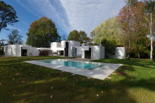 eine Außenansicht eines Hauses mit Swimmingpool in der Unterkunft Villa Sugulna in Saint-Pierre-dʼIrube