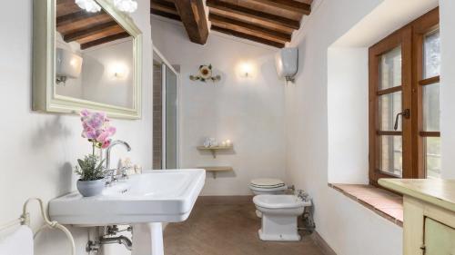 チェトーナにあるPODERE MADONNA DI MEZZO 6, Emma Villasの洗面台とトイレを備えた白いバスルーム