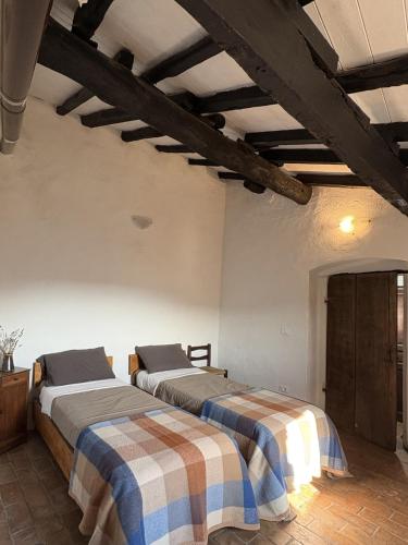 two beds sitting next to each other in a room at The Gallery in Baiardo
