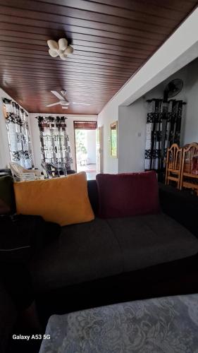 バッティカロアにあるSellar's Chill Zone Home Stayの天井のあるリビングルーム(ソファ付)