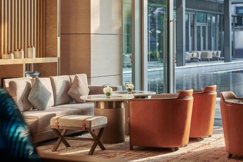 Ein Sitzbereich in der Unterkunft DoubleTree by Hilton Shenzhen Airport Residences