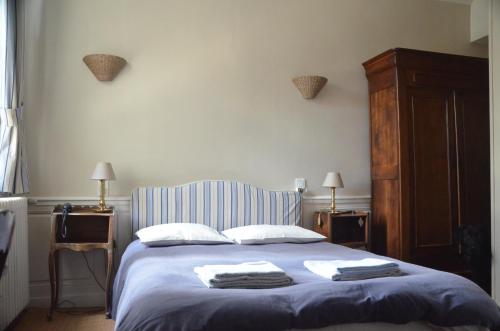 Krevet ili kreveti u jedinici u objektu Hostellerie le Donjon