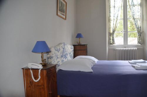 Krevet ili kreveti u jedinici u objektu Hostellerie le Donjon