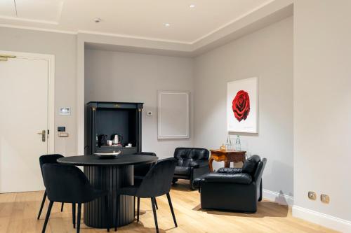 a living room with a black table and chairs at Grand Hotel Et Des Palmes in Palermo