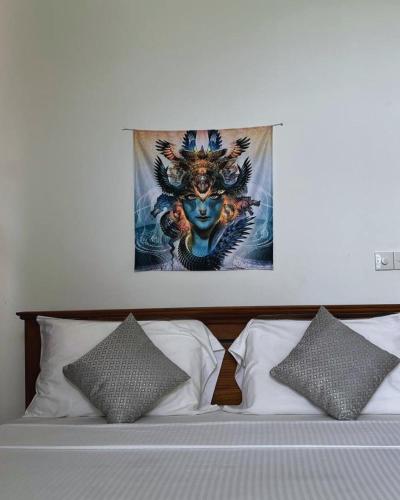 Ένα ή περισσότερα κρεβάτια σε δωμάτιο στο Phoenix house ahangama