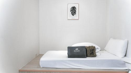 Hou-lung-tzuにある婧仕女微旅の白い部屋のベッド1台(袋付)