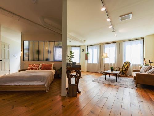 a bedroom with a bed and a living room at お宿Ｇａｎ福田町-Luxury Stay-駐車場無料 in Takamatsu