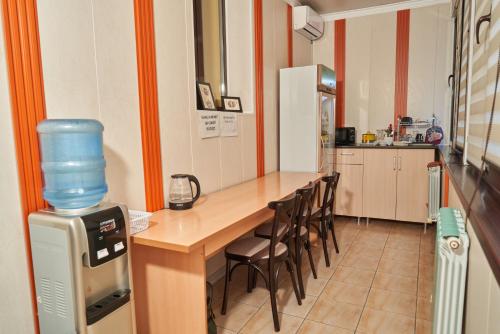 eine Küche mit einem Tisch, auf dem ein Wasserkrug steht in der Unterkunft day to day in Almaty