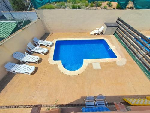 una vista aérea de una piscina en la azotea en Villa Petunia, en GRO