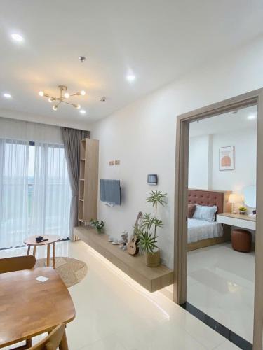 a bedroom with a bed and a table and a dining room at Minh Anh Villa & Apartment in Thôn Trường Giang