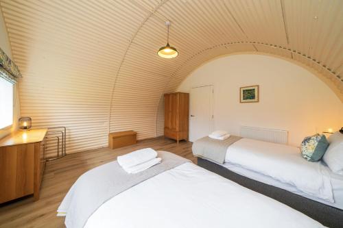 Кровать или кровати в номере Cultybraggan Hut 38 - Accessible