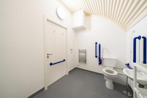 Ванная комната в Cultybraggan Hut 38 - Accessible