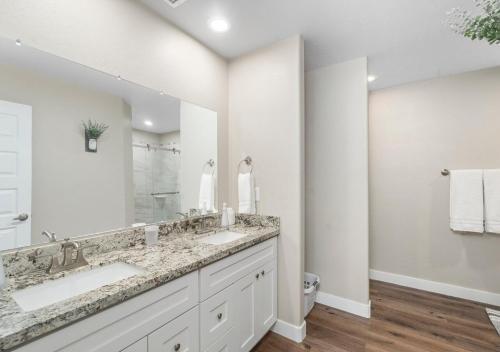 a bathroom with two sinks and a large mirror at Travelers Paradise, 3BR House Near Route 66 and Grand Canyon in Williams