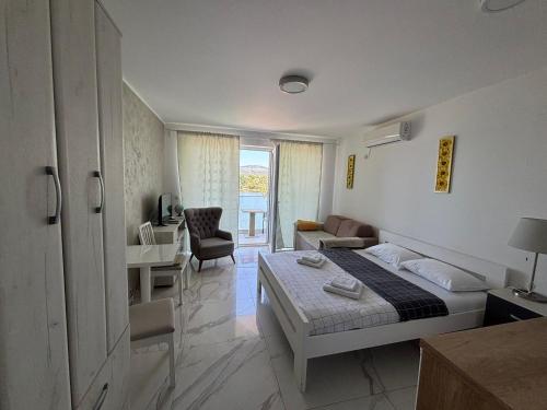 a hotel room with a bed and a living room at Apartman tipa studio BMB in Veliko Gradište