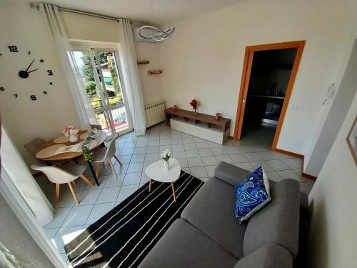 a living room with a couch and a table at Anisa Home 2 in Senna Comasco