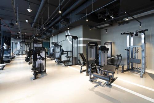 Luxury Studios with Burj Khalifa View - Marquise Square Towerにあるフィットネスセンターまたはフィットネス設備