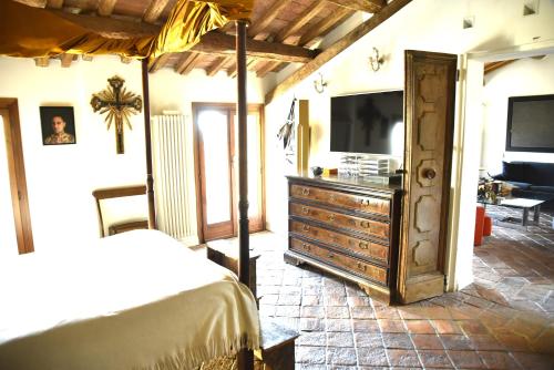 Una televisión o centro de entretenimiento en Cesare Magli & Figli Residenza D'Epoca Luxury Rooms