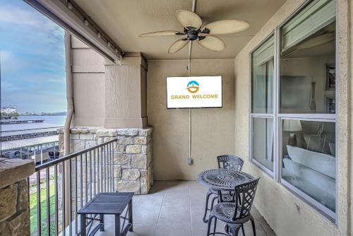 Μπαλκόνι ή βεράντα στο 2BDR Condo for 4 with Pool Hot Tub & View of Marina