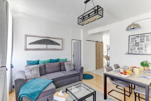 una sala de estar con un sofá y una mesa en Jungle d'orient - Proche centre ville Montluçon, en Montluçon