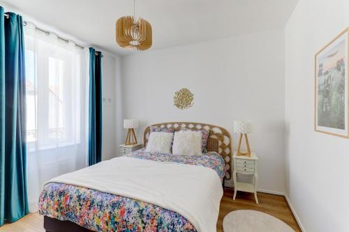 Un dormitorio con una cama grande y una ventana. en Jungle d'orient - Proche centre ville Montluçon, en Montluçon