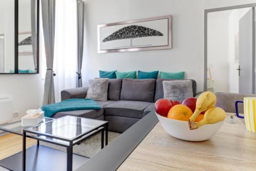 una sala de estar con un bol de fruta en una mesa en Jungle d'orient - Proche centre ville Montluçon, en Montluçon