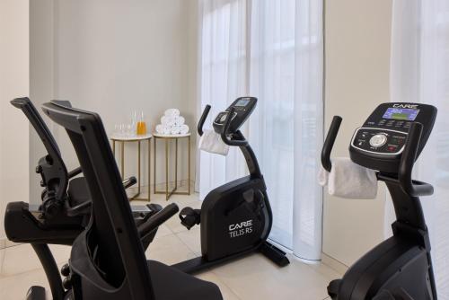 Zenitude Hôtel Résidences Bordeaux St Jeanにあるフィットネスセンターまたはフィットネス設備
