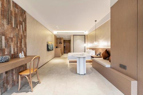 a living room with a white table and a couch at Xiyada Hotel（Chongqing Guanyinqiao） in Chongqing