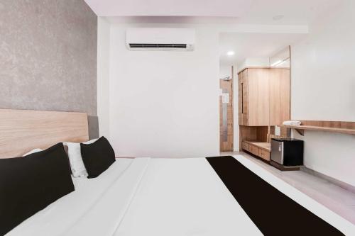 Ένα ή περισσότερα κρεβάτια σε δωμάτιο στο Hotel O Kranti Square Aurangabad