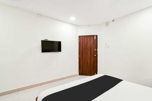 Una televisión o centro de entretenimiento en Hotel O Madhapur