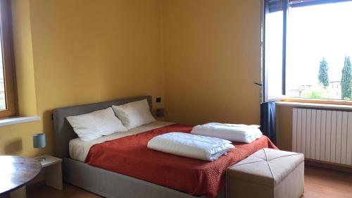 une chambre avec un lit avec deux oreillers dessus dans l'établissement Chiaro di Luna Tignale, à Tignale