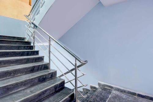 ハイデラバードにあるHotel O Kukatpallyの金属製の手すり付きの階段