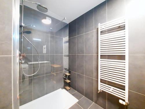 une salle de bain avec douche et lavabo dans l'établissement Imperial IP402 COSY & VIEW 6 Pers, à Châtel